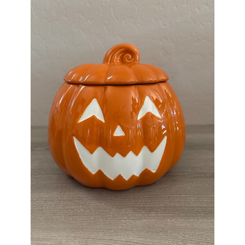 Certified International Scaredy Cat Pumpkin 3D Ceramic Treat Cookie Jar Orange
